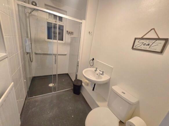 4 bed Semi-Detached to rent Image 6