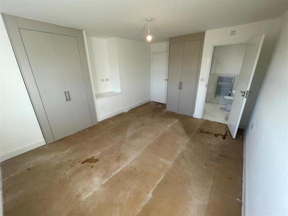 bed 1 into ensuite.jpg
