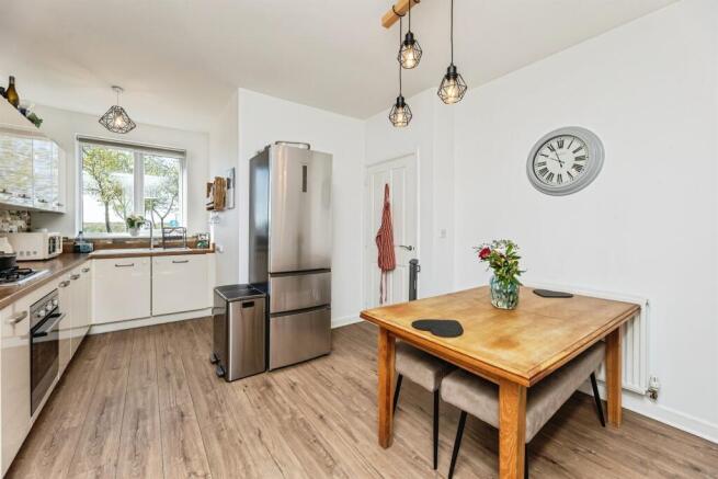 3 bed Semi-Detached for sale Image 8