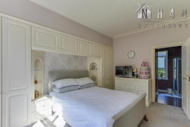 MAIN BEDROOM: