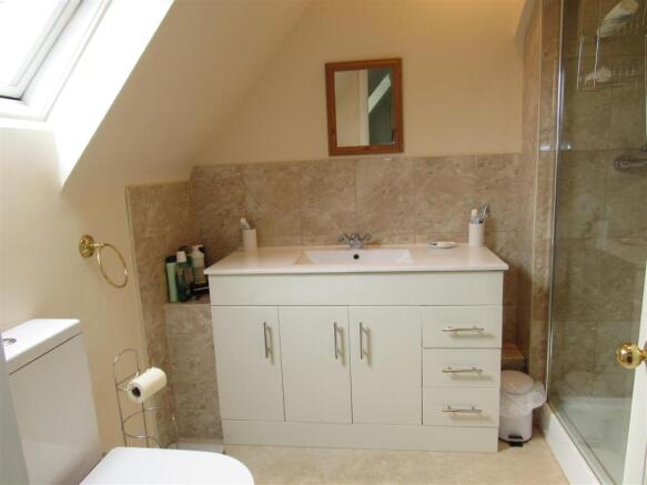 ensuite 12 kings gate.JPG