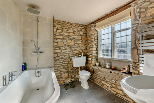 8586761-interior1...