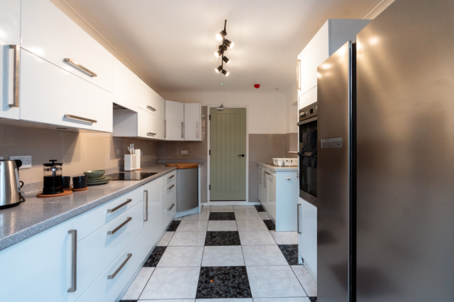 FITTED KITCHEN