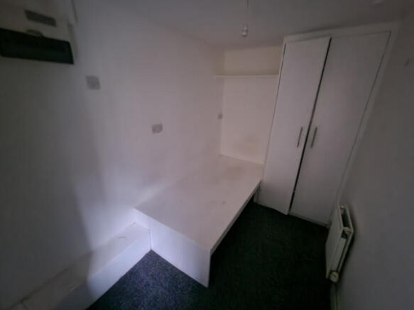 3 bed Flat to rent Image 10