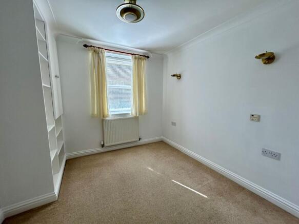 2 bed Apartment to rent Image 4