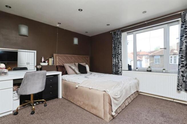 5 bed House for sale Image 11