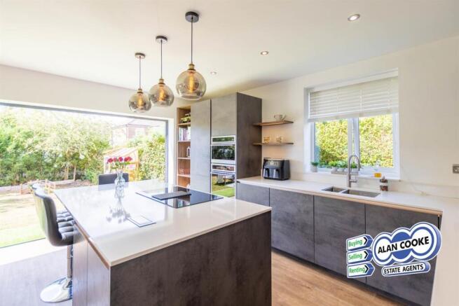 4 bed Semi-Detached for sale Image 6