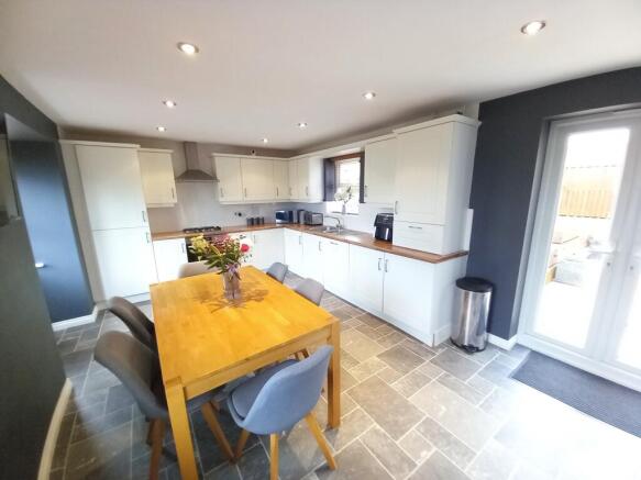 FAMILY DINING KITCHEN