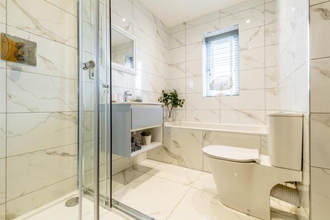 5 bed Detached for sale Image 9