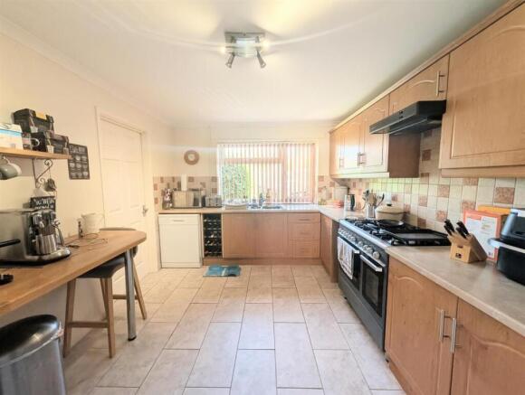 KITCHEN/BREAKFAST ROOM