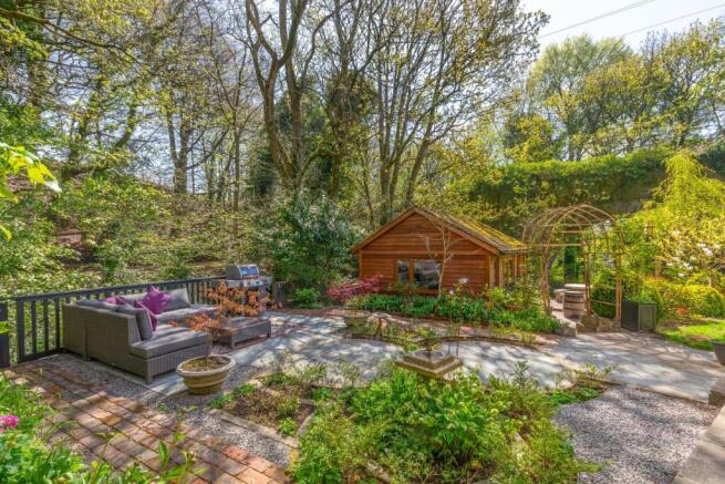 5 bed Detached for sale Image 4