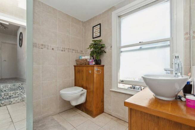 143a Kingston Road SW19 bathroom 1.jpg