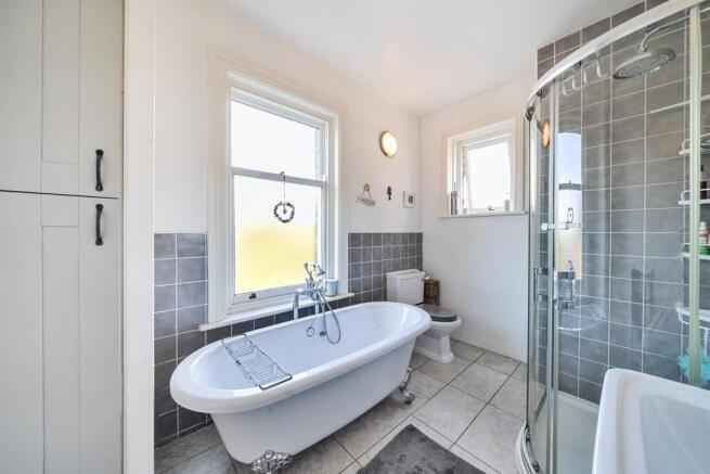 5 bed Semi-Detached to rent Image 8