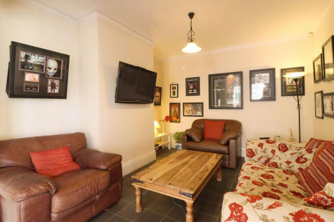 5 bed Detached for sale Image 9