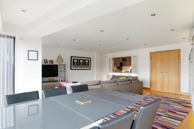 2 bed Apartment for sale Image 4