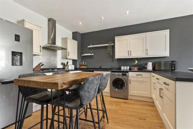 2 bed Flat for sale Image 4