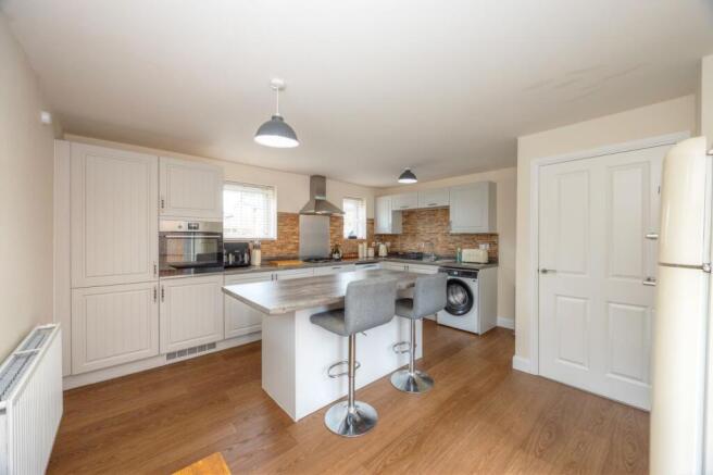 4 bed Detached for sale Image 5