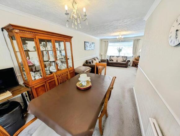 32 Dorset Way photo box 2.jpg