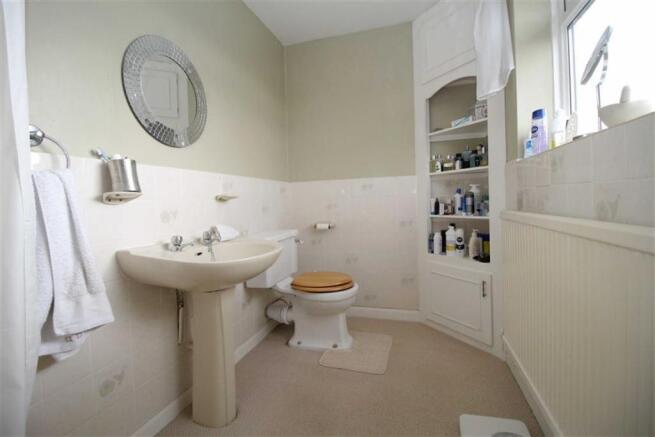 EN-SUITE SHOWER ROOM