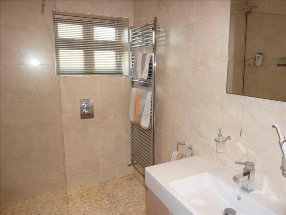 EN-SUITE SHOWER ROOM