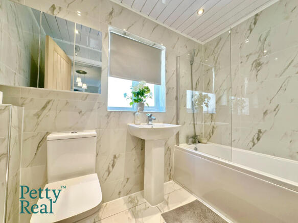 4 bed Detached for sale Image 10