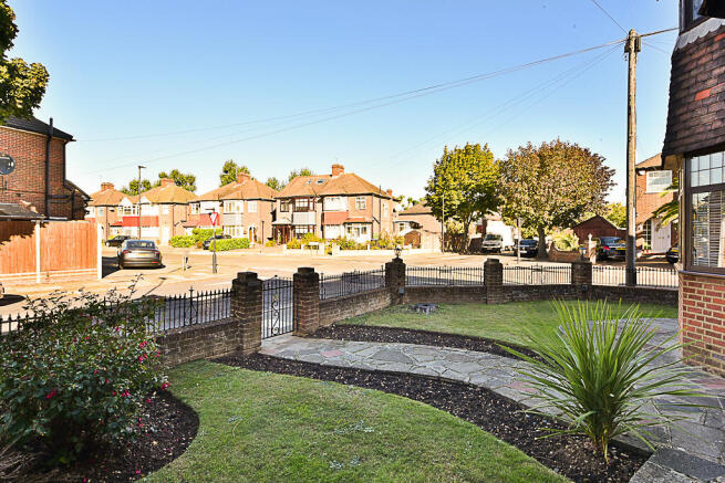 FRONT GARDEN