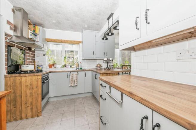 5 bed Semi-Detached for sale Image 5