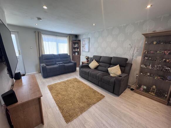 4 - Lounge to front.jpg