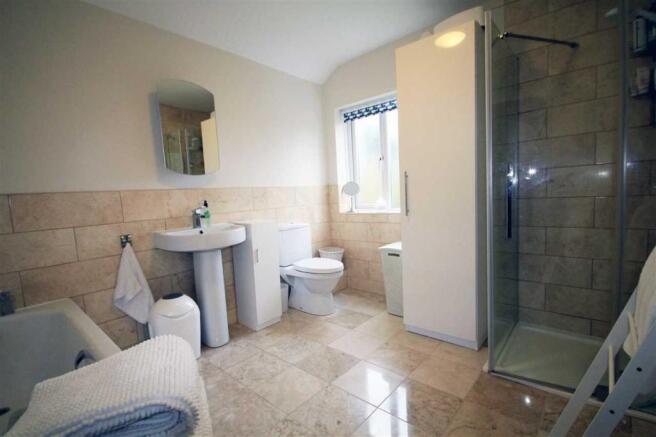 BATHROOM/WC
