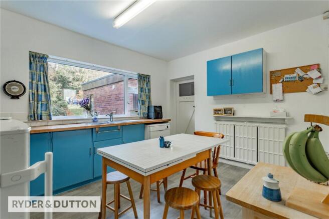 5 bed Detached for sale Image 12