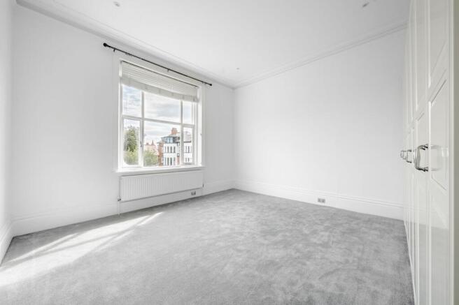 3 bed Flat to rent Image 12