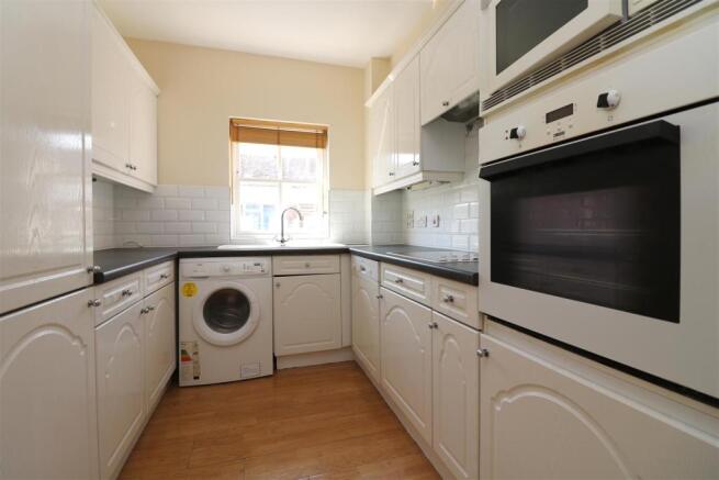 BREAKFAST / KITCHEN: