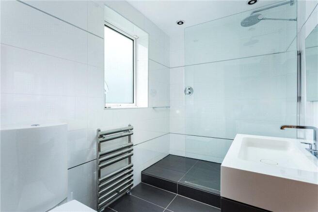 5 bed Detached for sale Image 12
