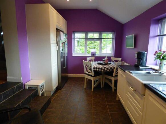KITCHEN/BREAKFAST