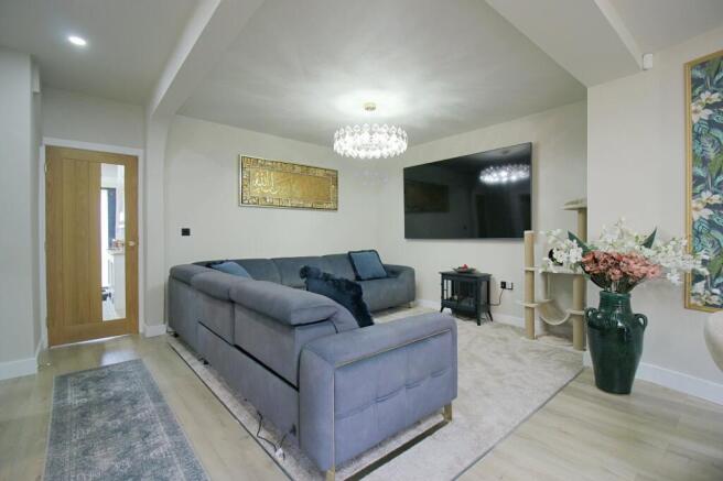 5 bed Semi-Detached for sale Image 11