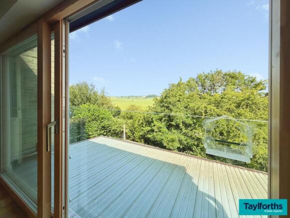 5 bed Detached for sale Image 11