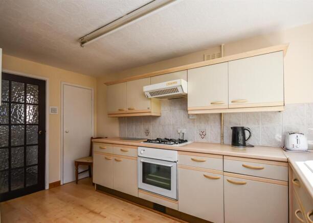 156 Westacre Crescent, Finchfield, Wolverhampton, WV3 9AZ photo 4