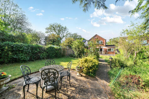 Smithwood Avenue, Cranleigh, GU6