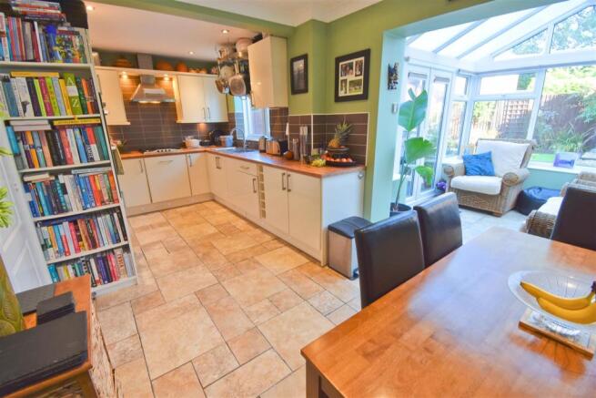 KITCHEN/DINING ROOM