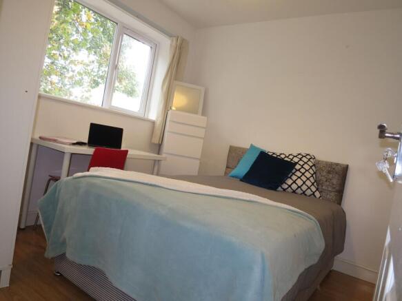 Bright, well-presented double bedroom with a co...