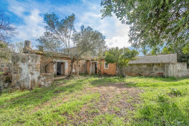 COUNTRY HOUSE WITH LAND