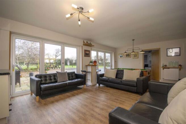 GAMES/ENTERTAINING ROOM