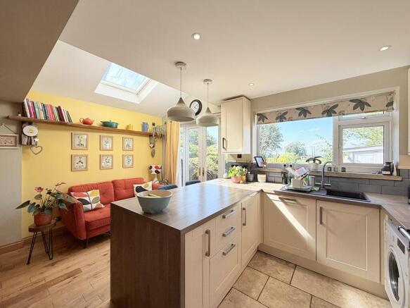4 bed Semi-Detached for sale Image 9