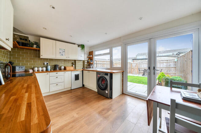 Orchard Park Close, Hungerford photo 4