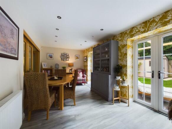 KITCHEN/DINING ROOM
