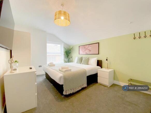 10 bed Detached to rent Image 8