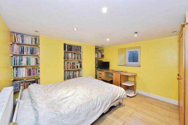 5 bed Semi-Detached for sale Image 8