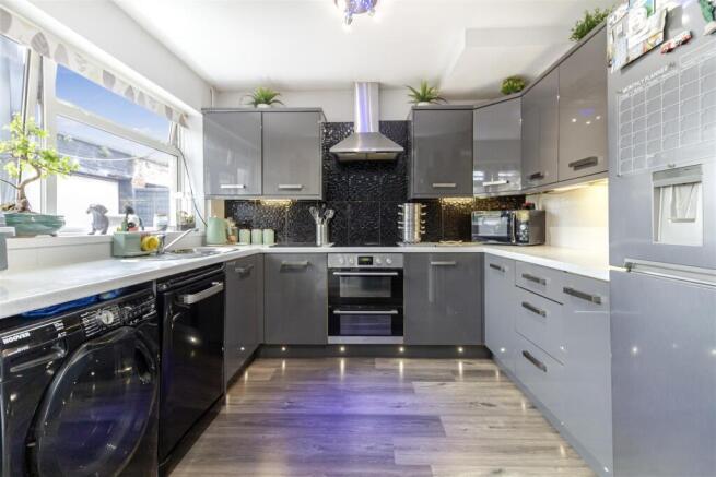 Kitchen 1.jpg
