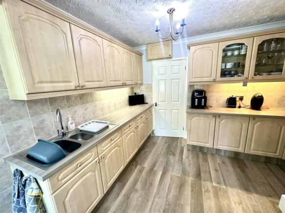 KITCHEN/BREAKFAST ROOM
