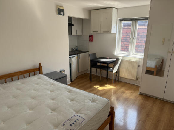 Studio to rent Golders Green Road, London NW11